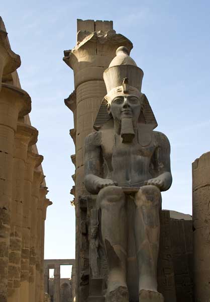 статуя Рамзеса Великого в Луксорском храме