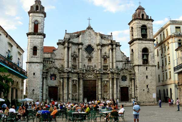 Площадь перед Кафедральным собором Гаваны