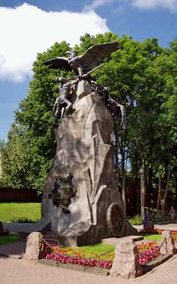 Памятник героям войны 1812 года в парке Смоленска