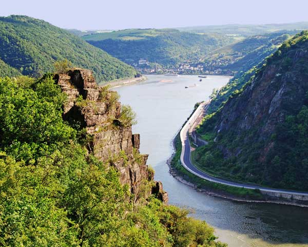 Среднее течение Рейна у скалы Лорелей - узкое и опасное место