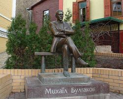 Памятник Булгакову